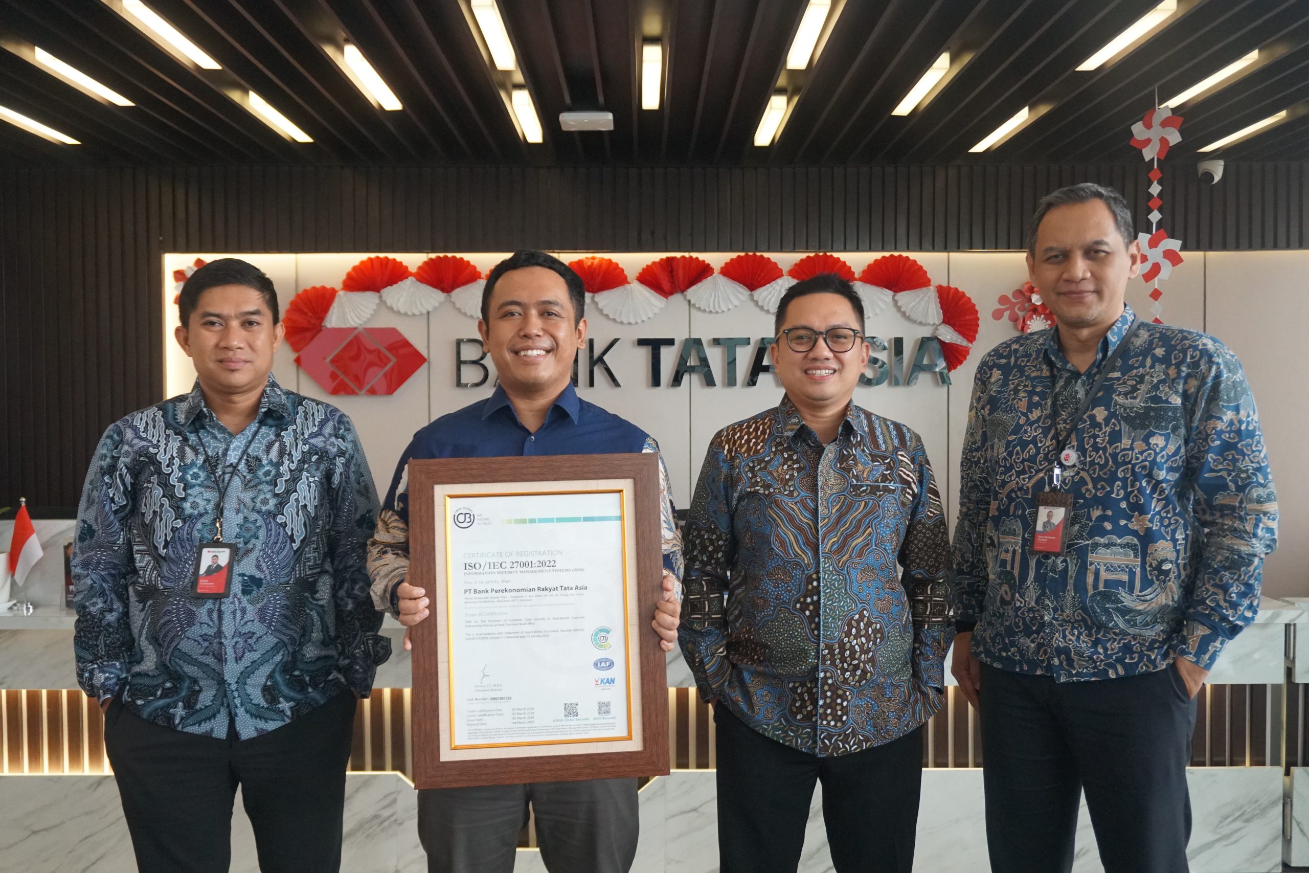 Manajemen Bank Tata Asia Memegang Sertifikat ISO/IEC 27001:2022
